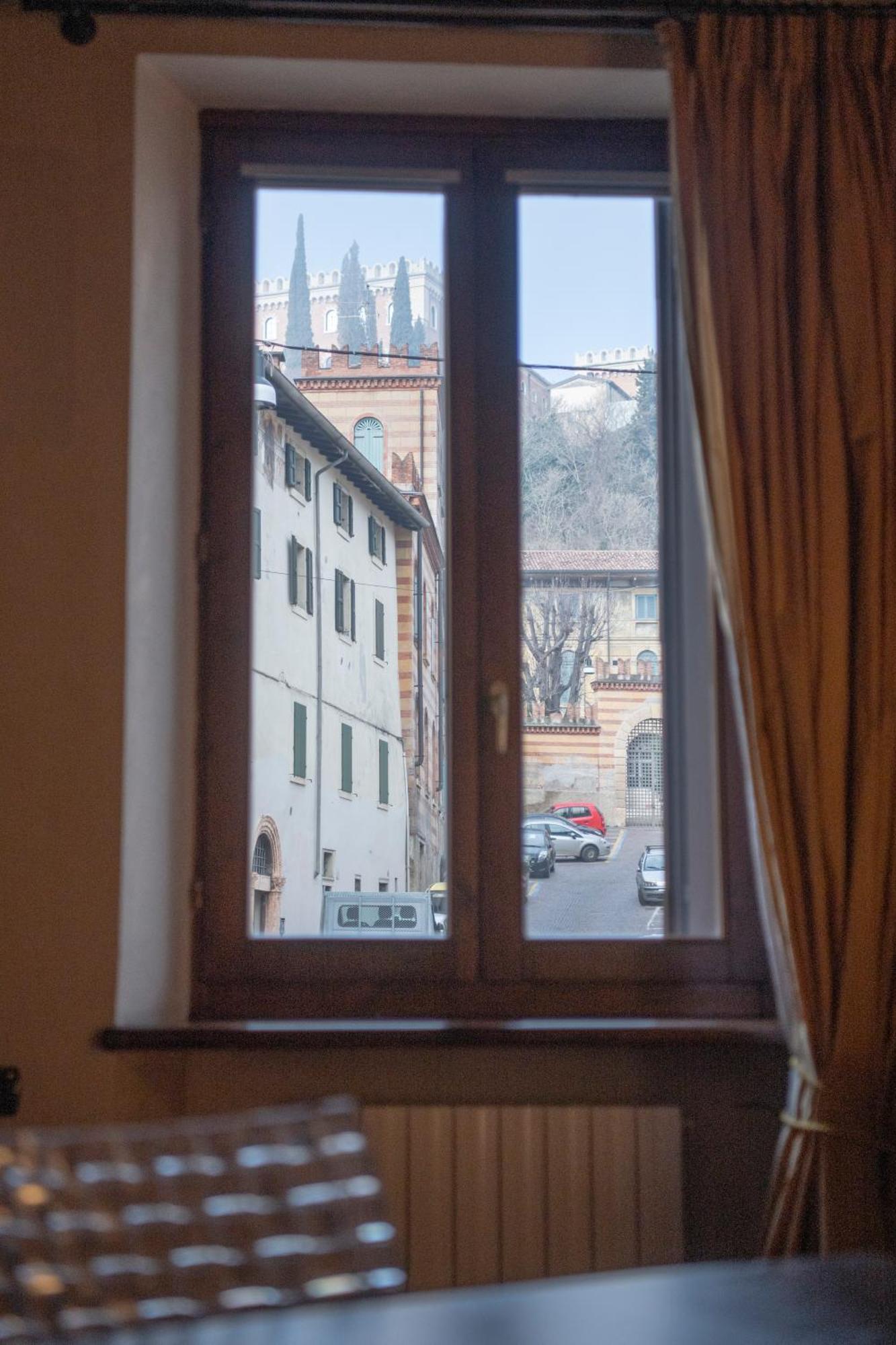 Ai Piedi Del Castello / 4Pl / Apt. Full فيرونا المظهر الخارجي الصورة
